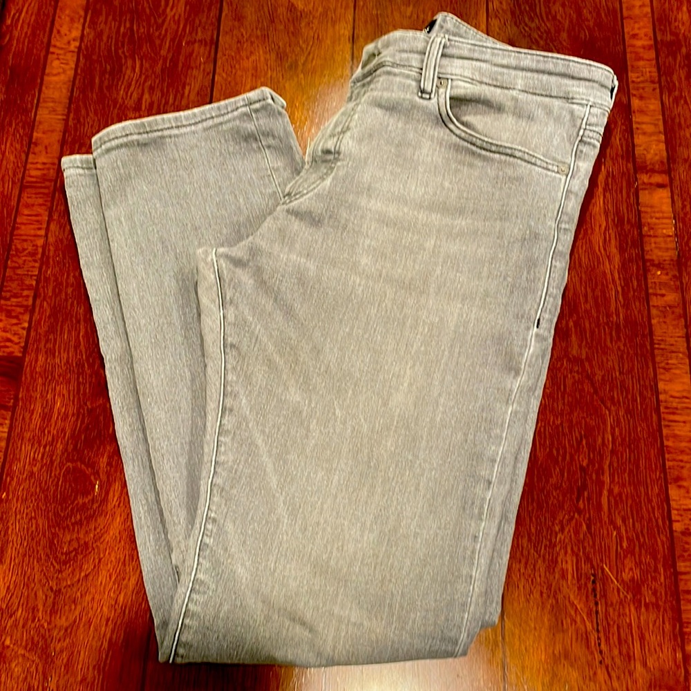 BOSS 030 maine regular fit jean. Waist 33 Length 32